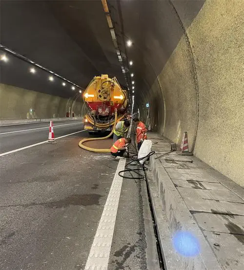 樟树隧道排水渠清淤